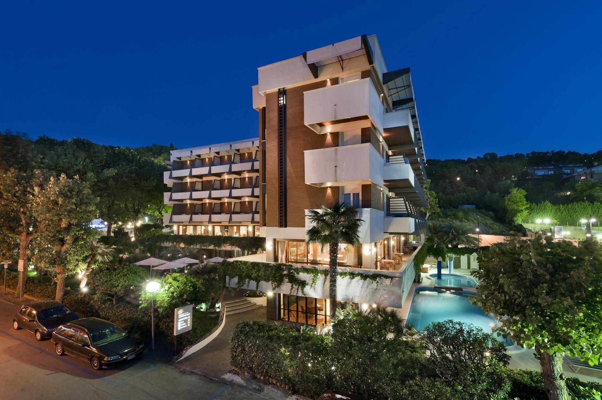 Hotel Alexander Габиче Маре Екстериор снимка