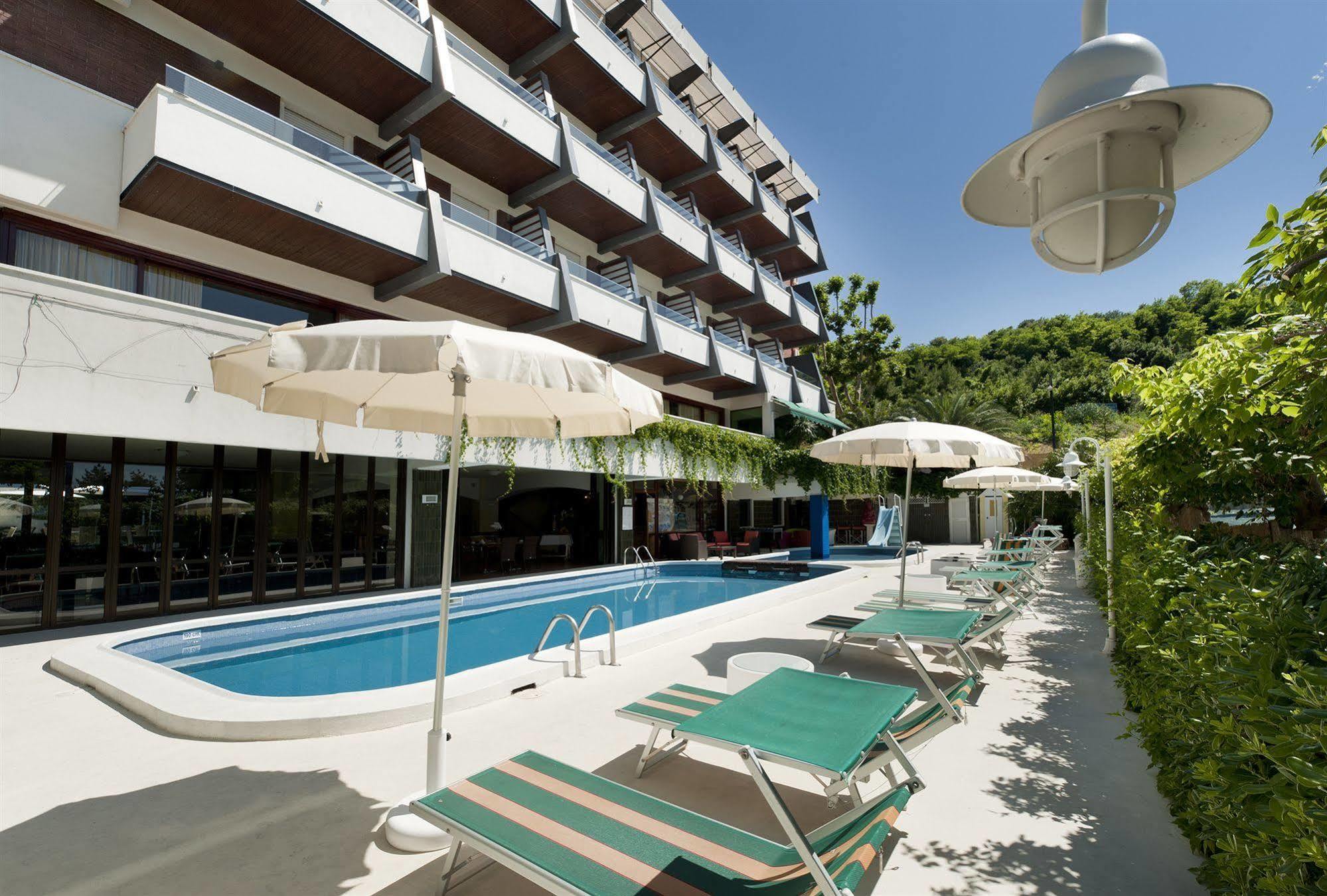 Hotel Alexander Габиче Маре Екстериор снимка