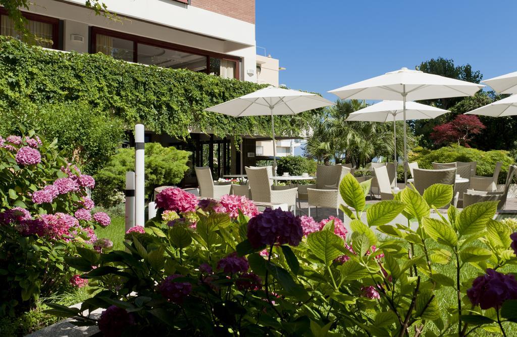 Hotel Alexander Габиче Маре Екстериор снимка