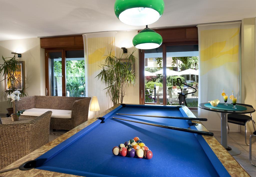 Hotel Alexander Габиче Маре Екстериор снимка